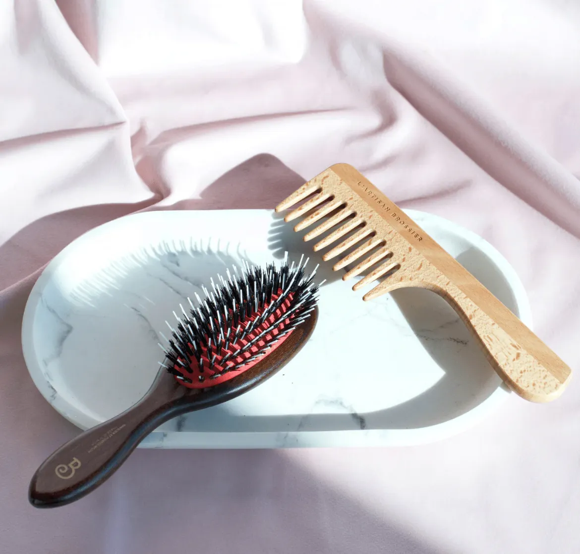 Εικόνα της L'Artisan Brossier Comb with a handle